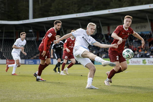 10.10.2026, xhettx, Fussball 3.Liga, SG Sonnenhof Grossaspach - SV Waldhof Mannheim v.l. Julian Rieckmann (SV Waldhof Mannheim, 21) mit einem schönen Schuss