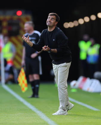 10.10.2026, Fussball Bundesliga, 1. FSV Mainz 05 - Bayer 04 Leverkusen, v.l., Trainer Carles Martinez (Bayer 04 Leverkusen) gibt Anweisungen, gestikuliert, mit den Armen gestikulieren, gives instructions, gesticulate DFL DFB REGULATIONS PROHIBIT ANY USE OF PHOTOGRAPHS AS IMAGE SEQUENCES AND OR QUASI-VIDEO. xdcx Copyright: HMBxMedia Claus
