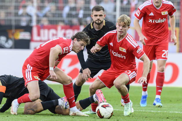im Bild v.l.: Tim Skarke (Union Berlin, 21), Lukasz Poreba (SV Elversberg, 08), Andras Schaefer (Union Berlin, 13), Zweikampf, Action, Kampf, kaempft um den Ball, GER, Berlin, Fussball, 1. FC Union Berlin vs SV Elversberg, in der Alten Försterei, 10.10.2026, DFB DFL REGULATIONS PROHIBIT ANY USE OF PHOTOGRAPHS AS IMAGE SEQUENCES AND OR QUASI-VIDEO, Copyright: HMBxMedia UwexKoch