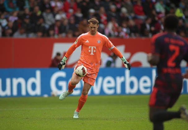 Fussball, Herren, Saison 2026 2027, FC Augsburg - FC Bayern München, Bundesliga, WWK Arena Manuel Neuer (FC Bayern München) nimmt einen Ball mit dem Oberschenkel an DFL DFB regulations prohibit any use of photographs as image sequences and or quasi-video