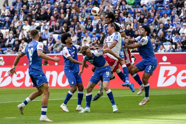 v.li.: Koki Machida (Hoffenheim, 28) kommt vor Yussuf Poulsen (HSV, 15) an den Ball, beim Kopfball, header, Aktion, Action, im Strafraum, Strafraumszene, 10.10.2026, Sinsheim (Deutschland), Fussball, Bundesliga, TSG 1899 Hoffenheim - Hamburger SV, DFB DFL REGULATIONS PROHIBIT ANY USE OF PHOTOGRAPHS AS IMAGE SEQUENCES AND OR QUASI-VIDEO.