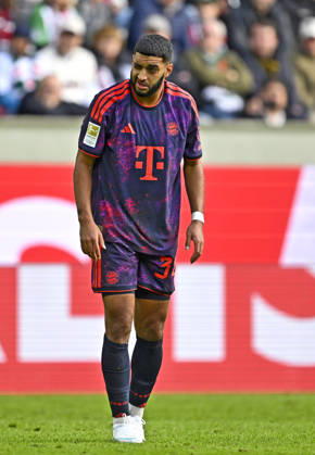 10.10.2026, Fussball Bundesliga 2026 2027, 5.Spieltag, FC Augsburg - FC Bayern München, in der WWK-Arena Augsburg, Ismael Saibari (FC Bayern München) hat Probleme mit den Augen.