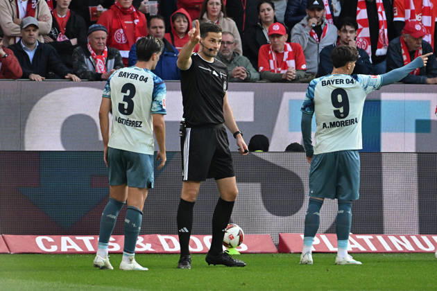 10.10.2026, xsltx, Fussball 1.Bundesliga, FSV Mainz 05 - Bayer 04 Leverkusen v.l. Miguel Gutierrez (Bayer 04 Leverkusen) Schiedsrichter Referee Max Burda Afonso Bastardo Moreira (Bayer 04 Leverkusen) (DFL DFB REGULATIONS PROHIBIT ANY USE OF PHOTOGRAPHS as IMAGE SEQUENCES and or QUASI-VIDEO) Mainz