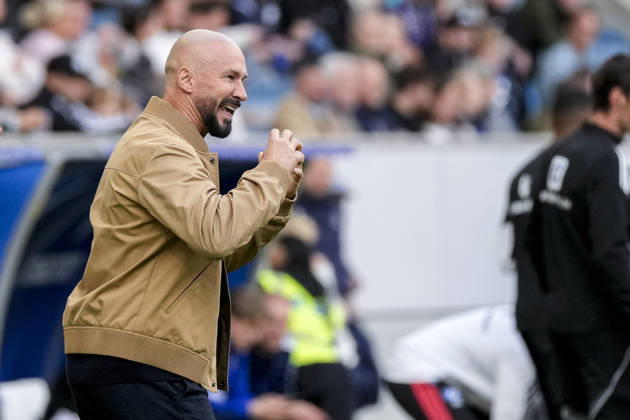 Christian Ilzer (Trainer, Cheftrainer, Hoffenheim), gibt Anweisungen, gestikuliert, mit den Armen gestikulieren, Einzelbild, Einzelfoto, Aktion, Action, 10.10.2026, Sinsheim (Deutschland), Fussball, Bundesliga, TSG 1899 Hoffenheim - Hamburger SV, DFB DFL REGULATIONS PROHIBIT ANY USE OF PHOTOGRAPHS AS IMAGE SEQUENCES AND OR QUASI-VIDEO.