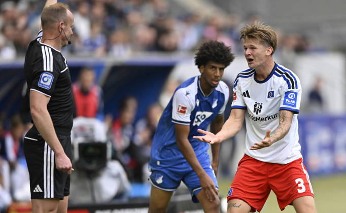 nach Zweikampf, Aktion Bernardo TSG 1899 Hoffenheim (13) gegen David Moeller Wolfe Hamburger SV HSV (03) ist Bernardo sauer auf Linienrichter Schiedsrichterassistent TSG 1899 Hoffenheim vs Hamburger SV HSV 10.10.2026 DFL REGULATIONS PROHIBIT ANY USE OF PHOTOGRAPHS AS IMAGE SEQUENCES AND OR QUASI-VIDEO TSG 1899 Hoffenheim vs Hamburger SV HSV