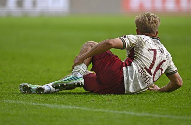 10.10.2026, Fussball Bundesliga 2026 2027, 5.Spieltag, FC Augsburg - FC Bayern München, in der WWK-Arena Augsburg, Hennes Behrens (FC Augsburg) mit einer langen Wunde am Fuß