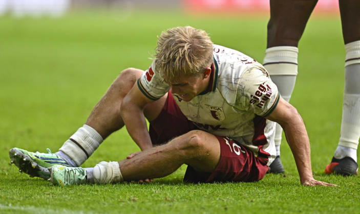 10.10.2026, Fussball Bundesliga 2026 2027, 5.Spieltag, FC Augsburg - FC Bayern München, in der WWK-Arena Augsburg, Hennes Behrens (FC Augsburg) mit einer langen Wunde am Fuß