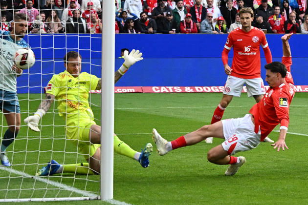 10.10.2026, xsltx, Fussball 1.Bundesliga, FSV Mainz 05 - Bayer 04 Leverkusen v.l. Anthony Caci (FSV Mainz 05) Torschuetze, erzielt das Tor, Treffer, scores the goal 1:2 Mark Flekken (Bayer 04 Leverkusen) (DFL DFB REGULATIONS PROHIBIT ANY USE OF PHOTOGRAPHS as IMAGE SEQUENCES and or QUASI-VIDEO) Mainz