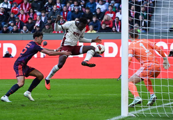 10.10.2026, xemx, Fussball 1.Bundesliga, FC Augsburg - Bayern München v.l. Aleksandar Pavlovic (FC Bayern Muenchen), Juma Bah (FC Augsburg), Manuel Neuer (FC Bayern Muenchen) Zweikampf, Aktion, action, battle for the ball (DFL DFB REGULATIONS PROHIBIT ANY USE OF PHOTOGRAPHS as IMAGE SEQUENCES and or QUASI-VIDEO) Augsburg