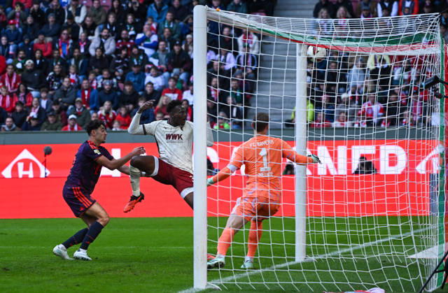 10.10.2026, xemx, Fussball 1.Bundesliga, FC Augsburg - Bayern München v.l. Aleksandar Pavlovic (FC Bayern Muenchen), Juma Bah (FC Augsburg), Manuel Neuer (FC Bayern Muenchen) Zweikampf, Aktion, action, battle for the ball (DFL DFB REGULATIONS PROHIBIT ANY USE OF PHOTOGRAPHS as IMAGE SEQUENCES and or QUASI-VIDEO) Augsburg