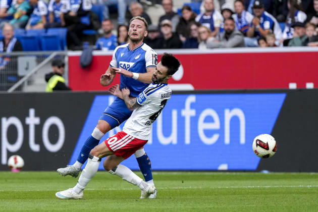 v.li.: Wouter Burger (Hoffenheim, 18) mit Bodycheck gegen Fabio Vieira (HSV, 20), Zweikampf, Spielszene, Duell, duel, tackle, tackling, Dynamik, Action, Aktion, 10.10.2026, Sinsheim (Deutschland), Fussball, Bundesliga, TSG 1899 Hoffenheim - Hamburger SV, DFB DFL REGULATIONS PROHIBIT ANY USE OF PHOTOGRAPHS AS IMAGE SEQUENCES AND OR QUASI-VIDEO.