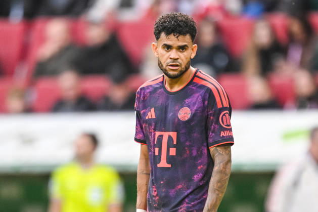 Luis Diaz (FC Bayern Muenchen) Schaut waehrend des spiels der 1. Bundesliga zwischen FC Augsburg und FC Bayern Muenchen, WWK Arena am 10. October 2026 in Augsburg, Deutschland. (Foto von Harry Langer DeFodi Images) +++ Luis Diaz (FC Bayern Muenchen) Looks on during the Bundesliga match between FC Augsburg and FC Bayern Muenchen at WWK Arena on October 10, 2026 in Augsburg, Germany. (Photo by Harry Langer DeFodi Images) DFB DFL REGULATIONS PROHIBIT ANY USE OF PHOTOGRAPHS AS IMAGE SEQUENCES AND OR QUASI-VIDEO. (Photo by Harry Langer DeFodi Images) DFB DFL REGULATIONS PROHIBIT ANY USE OF PHOTOGRAPHS AS IMAGE SEQUENCES AND OR QUASI-VIDEO. -