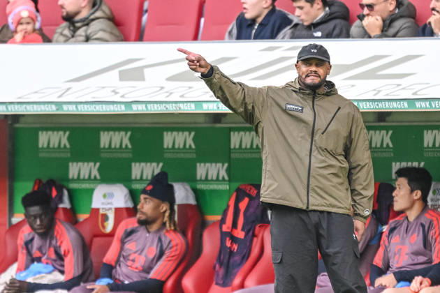 Trainer Vincent Kompany (FC Bayern Muenchen) gestikuliert, gestik waehrend des spiels der 1. Bundesliga zwischen FC Augsburg und FC Bayern Muenchen, WWK Arena am 10. October 2026 in Augsburg, Deutschland. (Foto von Harry Langer DeFodi Images) +++ Trainer Vincent Kompany (FC Bayern Muenchen) gestures during the Bundesliga match between FC Augsburg and FC Bayern Muenchen at WWK Arena on October 10, 2026 in Augsburg, Germany. (Photo by Harry Langer DeFodi Images) DFB DFL REGULATIONS PROHIBIT ANY USE OF PHOTOGRAPHS AS IMAGE SEQUENCES AND OR QUASI-VIDEO. (Photo by Harry Langer DeFodi Images) DFB DFL REGULATIONS PROHIBIT ANY USE OF PHOTOGRAPHS AS IMAGE SEQUENCES AND OR QUASI-VIDEO. -
