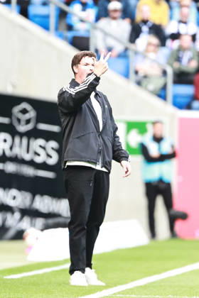 10.10.2026, xtvx, Fussball 1.Bundesliga, TSG 1899 Hoffenheim - Hamburger SV v.l. Trainer Merlin Polzin (Hamburger SV) gibt Anweisungen, gestikuliert, mit den Armen gestikulieren gives instructions, gesticulates (DFL DFB REGULATIONS PROHIBIT ANY USE OF PHOTOGRAPHS as IMAGE SEQUENCES and or QUASI-VIDEO) Sinsheim