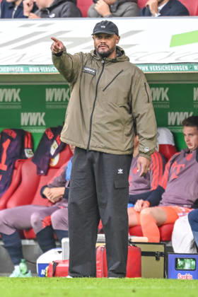 Trainer Vincent Kompany (FC Bayern Muenchen) gestikuliert, gestik waehrend des spiels der 1. Bundesliga zwischen FC Augsburg und FC Bayern Muenchen, WWK Arena am 10. October 2026 in Augsburg, Deutschland. (Foto von Harry Langer DeFodi Images) +++ Trainer Vincent Kompany (FC Bayern Muenchen) gestures during the Bundesliga match between FC Augsburg and FC Bayern Muenchen at WWK Arena on October 10, 2026 in Augsburg, Germany. (Photo by Harry Langer DeFodi Images) DFB DFL REGULATIONS PROHIBIT ANY USE OF PHOTOGRAPHS AS IMAGE SEQUENCES AND OR QUASI-VIDEO. (Photo by Harry Langer DeFodi Images) DFB DFL REGULATIONS PROHIBIT ANY USE OF PHOTOGRAPHS AS IMAGE SEQUENCES AND OR QUASI-VIDEO. -