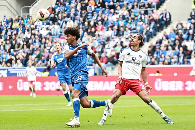 10.10.2026, xtvx, Fussball 1.Bundesliga, TSG 1899 Hoffenheim - Hamburger SV v.l. Zweikampf, Duell, duel, tackle, compete Bernardo (TSG 1899 Hoffenheim) Yussuf Poulsen (Hamburger SV) (DFL DFB REGULATIONS PROHIBIT ANY USE OF PHOTOGRAPHS as IMAGE SEQUENCES and or QUASI-VIDEO) Sinsheim
