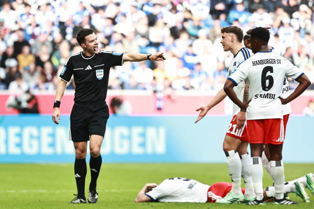 10.10.2026, xtvx, Fussball 1.BundeslSchiedsrichter Harm Osmers gibt Anweisungen, gestikuliert, mit den Armen gestikulieren gives instructions, gesticulatesiga, TSG 1899 Hoffenheim - Hamburger SV v.l. (DFL DFB REGULATIONS PROHIBIT ANY USE OF PHOTOGRAPHS as IMAGE SEQUENCES and or QUASI-VIDEO) Sinsheim