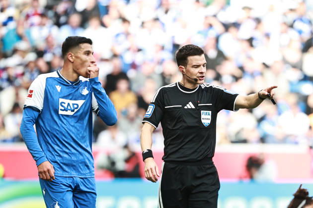 10.10.2026, xtvx, Fussball 1.Bundesliga, TSG 1899 Hoffenheim - Hamburger SV v.l. Schiedsrichter Harm Osmers gibt Anweisungen, gestikuliert, mit den Armen gestikulieren gives instructions, gesticulates (DFL DFB REGULATIONS PROHIBIT ANY USE OF PHOTOGRAPHS as IMAGE SEQUENCES and or QUASI-VIDEO) Sinsheim