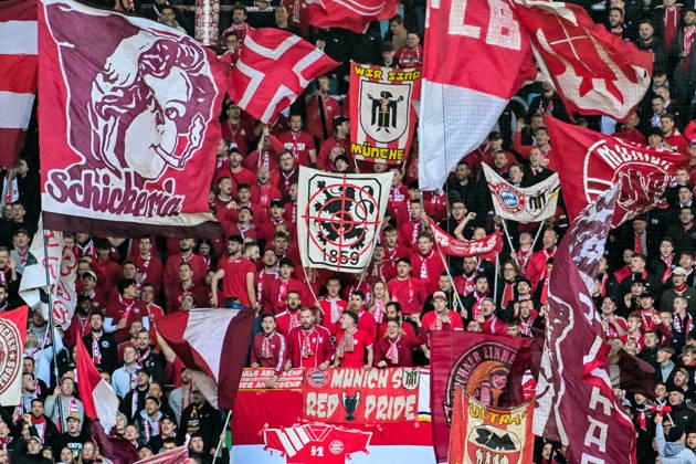 10.10.2026, GER, Fußball, Herren, 1. Bundesliga, 5. Spieltag, FC Augsburg vs FC Bayern München Fanblock des FC Bayern, Fahnen, Ultras, Fans, Schmähplakat gegen 1860 Augsburg WWK-Arena Bayern Deutschland Copyright: xNordphotox xHafnerx
