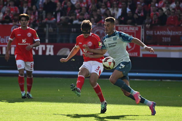 10.10.2026, xsltx, Fussball 1.Bundesliga, FSV Mainz 05 - Bayer 04 Leverkusen v.l. Fabio Gruber (FSV Mainz 05) Patrik Schick (Bayer 04 Leverkusen) Zweikampf, Aktion, action, battle for the ball (DFL DFB REGULATIONS PROHIBIT ANY USE OF PHOTOGRAPHS as IMAGE SEQUENCES and or QUASI-VIDEO) Mainz