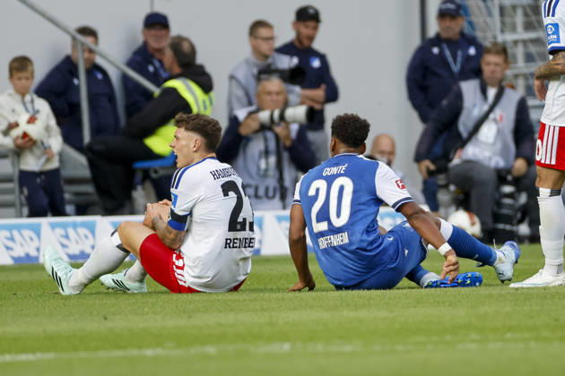 Nicolai Remberg (Hamburger SV, 21) und Bambase Conte (TSG Hoffenheim, 20) am Boden , Deutschland, Fussball, 1. Bundesliga, 5.Spieltag, 2026 2027, TSG Hoffenheim vs. Hamburger SV, 10.10.2026, Sinsheim SNP Arena Deutschland Copyright: xGrantxHubbsx