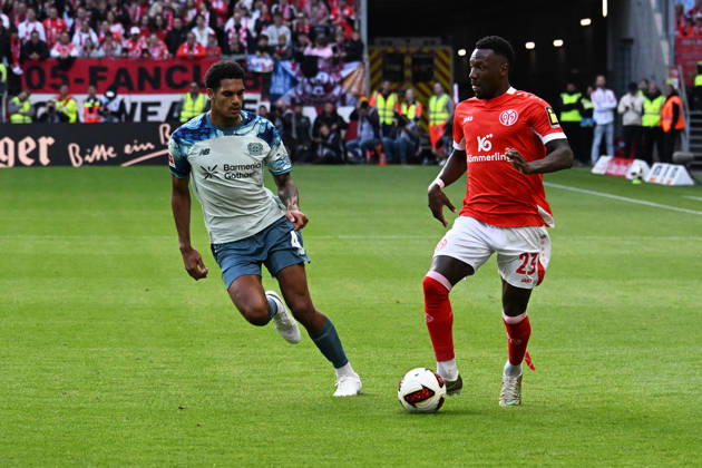 10.10.2026, xsltx, Fussball 1.Bundesliga, FSV Mainz 05 - Bayer 04 Leverkusen v.l. Jarell Quansah (Bayer 04 Leverkusen) Sheraldo Becker (FSV Mainz 05) Zweikampf, Aktion, action, battle for the ball (DFL DFB REGULATIONS PROHIBIT ANY USE OF PHOTOGRAPHS as IMAGE SEQUENCES and or QUASI-VIDEO) Mainz
