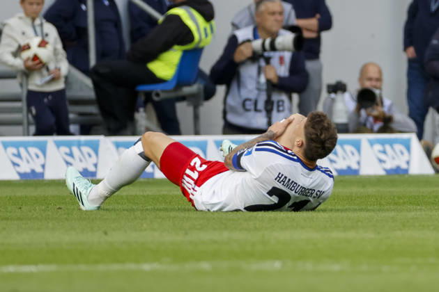 Nicolai Remberg (Hamburger SV, 21) verletzt am Boden , Deutschland, Fussball, 1. Bundesliga, 5.Spieltag, 2026 2027, TSG Hoffenheim vs. Hamburger SV, 10.10.2026, Sinsheim SNP Arena Deutschland Copyright: xGrantxHubbsx