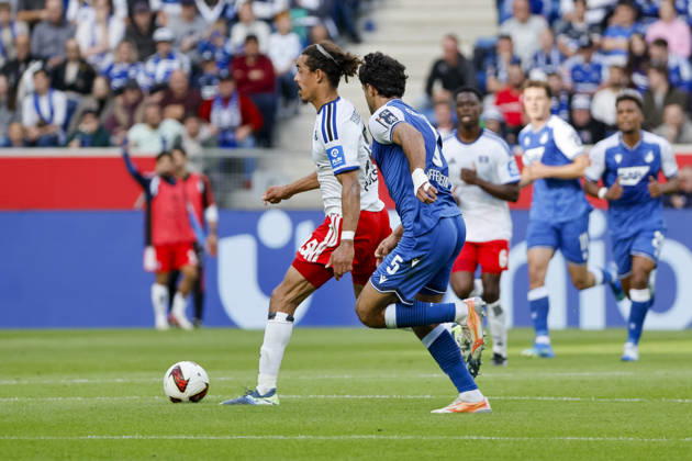 Yussuf Poulsen (Hamburger SV, 15) und Ozan Kabak (TSG Hoffenheim, 05) im Laufduell , Deutschland, Fussball, 1. Bundesliga, 5.Spieltag, 2026 2027, TSG Hoffenheim vs. Hamburger SV, 10.10.2026, Sinsheim SNP Arena Deutschland Copyright: xGrantxHubbsx