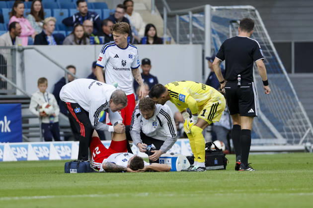 Nicolai Remberg (Hamburger SV, 21) verletzt am Boden , Deutschland, Fussball, 1. Bundesliga, 5.Spieltag, 2026 2027, TSG Hoffenheim vs. Hamburger SV, 10.10.2026, Sinsheim SNP Arena Deutschland Copyright: xGrantxHubbsx