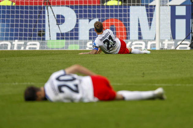 Fabio Vieira (Hamburger SV, 20) und Nicolai Remberg (Hamburger SV, 21) verletzt am Boden , Deutschland, Fussball, 1. Bundesliga, 5.Spieltag, 2026 2027, TSG Hoffenheim vs. Hamburger SV, 10.10.2026, Sinsheim SNP Arena Deutschland Copyright: xGrantxHubbsx