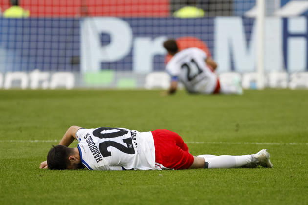 Fabio Vieira (Hamburger SV, 20) und Nicolai Remberg (Hamburger SV, 21) verletzt am Boden , Deutschland, Fussball, 1. Bundesliga, 5.Spieltag, 2026 2027, TSG Hoffenheim vs. Hamburger SV, 10.10.2026, Sinsheim SNP Arena Deutschland Copyright: xGrantxHubbsx