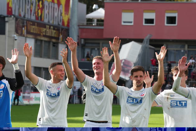 FC Würzburger Kickers- FC Hansa Rostock Würzburg 10.10..2026, Fußball 3.Liga FC Würzburger Kickers - FC Hansa Rostock Das Team vom FC Hansa Rostock feiert mit Kenan Fatkic FC Hansa Rostock Emil Holten FC Hansa Rostock und Marco Schuster FC Hansa Rostock den Sieg bei den Fans Akon Arena Bayern Deutschland
