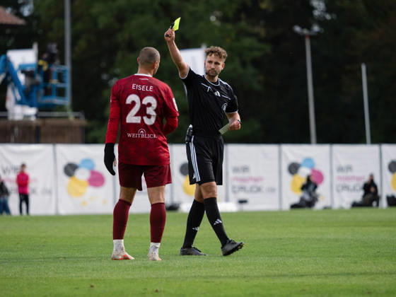 Gelbe Karte Fabian Eisele (SG Sonnenhof Grossaspach, 23) GER, Fussball, SG Sonnenhof Grossaspach vs. SV Waldhof Mannheim, 3. Liga, 8. Spieltag, Aspach, Saison 2026 2027, 10.10.2026 GER, Fussball, SG Sonnenhof Grossaspach vs. SV Waldhof Mannheim, 3. Liga, 8. Spieltag, Aspach, Saison 2026 2027, 10.10.2026 Aspach Copyright: xCarstenxSchweringx EP_CSG