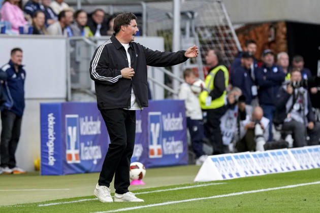 Merlin Polzin (Trainer, Cheftrainer, HSV), gibt Anweisungen, gestikuliert, mit den Armen gestikulieren, Freisteller, Ganzkörper, Einzelbild, Einzelfoto, Aktion, Action, am Spielfeldrand, an der Seitenauslinie, 10.10.2026, Sinsheim (Deutschland), Fussball, Bundesliga, TSG 1899 Hoffenheim - Hamburger SV, DFB DFL REGULATIONS PROHIBIT ANY USE OF PHOTOGRAPHS AS IMAGE SEQUENCES AND OR QUASI-VIDEO.