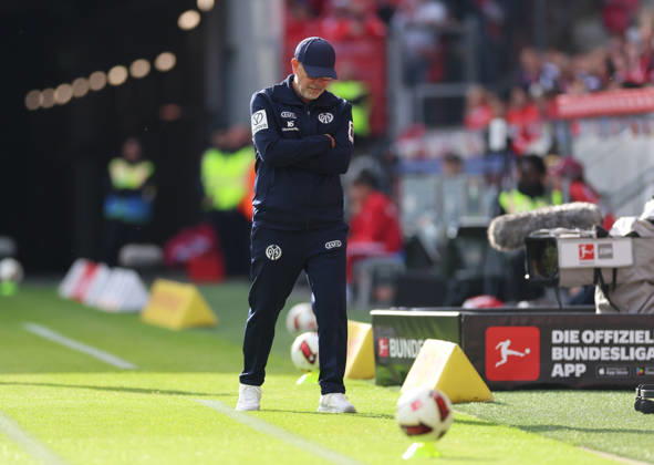 10.10.2026, Fussball Bundesliga, 1. FSV Mainz 05 - Bayer 04 Leverkusen, v.l., Urs Fischer (FSV Mainz 05) enttaeuscht, enttaeuscht schauend, dissapointed, traurig, frustiert, frust, gefrustet, frustrated DFL DFB REGULATIONS PROHIBIT ANY USE OF PHOTOGRAPHS AS IMAGE SEQUENCES AND OR QUASI-VIDEO. xdcx Copyright: HMBxMedia Claus