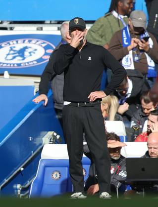 Premier League - Chelsea v AFC Bournemouth LONDON, ENGLAND, OCTOBER 10: Marco Rose Manager of AFC Bournemouth looks disappointed & dejected during The Premier League match between Chelsea v AFC Bournemouth at Stamford Bridge Stadium, London, England, on October 10. (Photo by Daniel Weir) London Stamford Bridge Stadium England Copyright: xDanielxWeir SportsxPressxPhotox Sportspressphoto_SPR250773