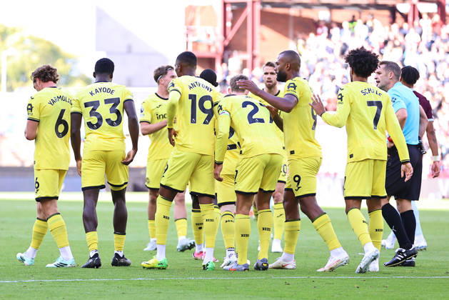 Aston Villa v Brentford, Premier League Brentford FC players celebrate their opening goal during the Aston Villa v Brentford Premier League match at Villa Park, Birmingham, England on 10 October 2026 Credit: Ryan Crockett Every Second Media Editorial use only. All images are copyright Every Second Media Limited. No images may be reproduced without prior permission. All rights reserved. Premier League and Football League images are subject to licensing agreements with Football DataCo Limited. see https: www.football-dataco.com Copyright: xIMAGO EveryxSecondxMediax ESM-2212-0034 RyanxCrockettx xEveryxSecondxMediax