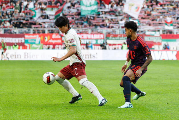 Young-Woo Seol (7, FC Augsburg) und Luis Diaz (14, FC Bayern München) beim Spiel zwischen FC Augsburg v FC Bayern München, Fussball, Herren, Bundesliga, 2026 2027, 5.Spieltag am 10.10.2026 in Augsburg, WWK ARENA. DFL and DFB regulations prohibit any use of photographs as image sequences and or quasi-video. Bayern Deutschland