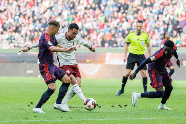 Arijon Ibrahimovic (21, FC Augsburg) und Joshua Kimmich (6, FC Bayern München) beim Spiel zwischen FC Augsburg v FC Bayern München, Fussball, Herren, Bundesliga, 2026 2027, 5.Spieltag am 10.10.2026 in Augsburg, WWK ARENA. DFL and DFB regulations prohibit any use of photographs as image sequences and or quasi-video. Bayern Deutschland