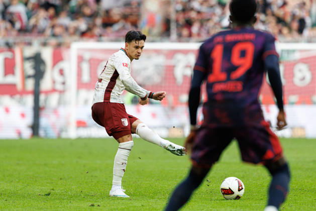 Fabian Rieder (32, FC Augsburg) beim Spiel zwischen FC Augsburg v FC Bayern München, Fussball, Herren, Bundesliga, 2026 2027, 5.Spieltag am 10.10.2026 in Augsburg, WWK ARENA. DFL and DFB regulations prohibit any use of photographs as image sequences and or quasi-video. Bayern Deutschland
