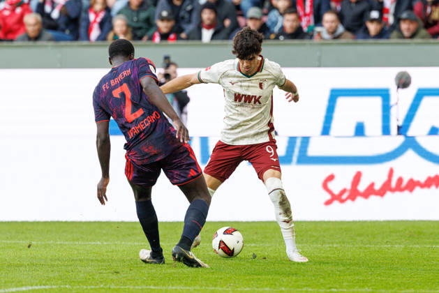 Rodrigo Ribeiro (9, FC Augsburg) und Dayot Upamecano (2, FC Bayern München) beim Spiel zwischen FC Augsburg v FC Bayern München, Fussball, Herren, Bundesliga, 2026 2027, 5.Spieltag am 10.10.2026 in Augsburg, WWK ARENA. DFL and DFB regulations prohibit any use of photographs as image sequences and or quasi-video. Bayern Deutschland