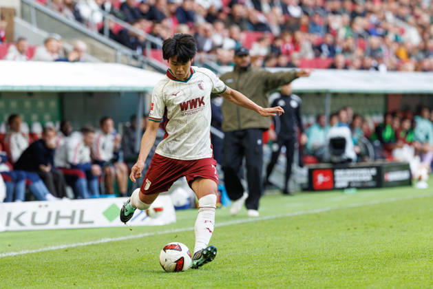Young-Woo Seol (7, FC Augsburg) beim Spiel zwischen FC Augsburg v FC Bayern München, Fussball, Herren, Bundesliga, 2026 2027, 5.Spieltag am 10.10.2026 in Augsburg, WWK ARENA. DFL and DFB regulations prohibit any use of photographs as image sequences and or quasi-video. Bayern Deutschland