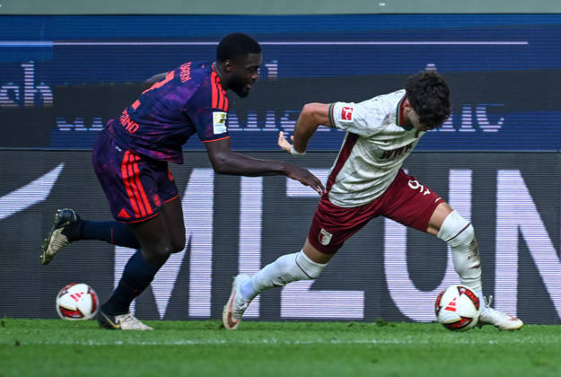 10.10.2026, xemx, Fussball 1.Bundesliga, FC Augsburg - Bayern München v.l. Dayot Upamecano (FC Bayern Muenchen), Rodrigo Ribeiro (FC Augsburg) Zweikampf, Aktion, action, battle for the ball (DFL DFB REGULATIONS PROHIBIT ANY USE OF PHOTOGRAPHS as IMAGE SEQUENCES and or QUASI-VIDEO) Augsburg