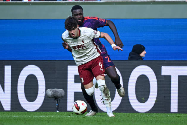 10.10.2026, xemx, Fussball 1.Bundesliga, FC Augsburg - Bayern München v.l. Dayot Upamecano (FC Bayern Muenchen), Rodrigo Ribeiro (FC Augsburg) Zweikampf, Aktion, action, battle for the ball (DFL DFB REGULATIONS PROHIBIT ANY USE OF PHOTOGRAPHS as IMAGE SEQUENCES and or QUASI-VIDEO) Augsburg