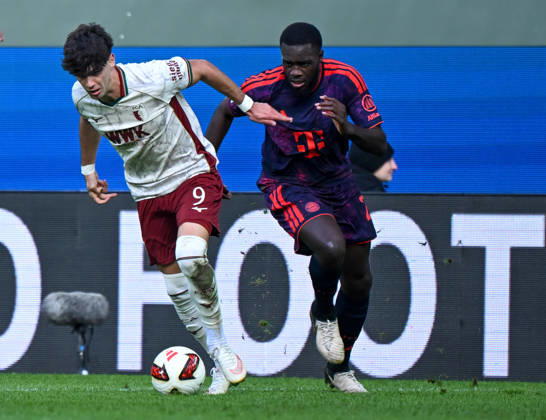 10.10.2026, xemx, Fussball 1.Bundesliga, FC Augsburg - Bayern München v.l. Rodrigo Ribeiro (FC Augsburg), Dayot Upamecano (FC Bayern Muenchen) Zweikampf, Aktion, action, battle for the ball (DFL DFB REGULATIONS PROHIBIT ANY USE OF PHOTOGRAPHS as IMAGE SEQUENCES and or QUASI-VIDEO) Augsburg