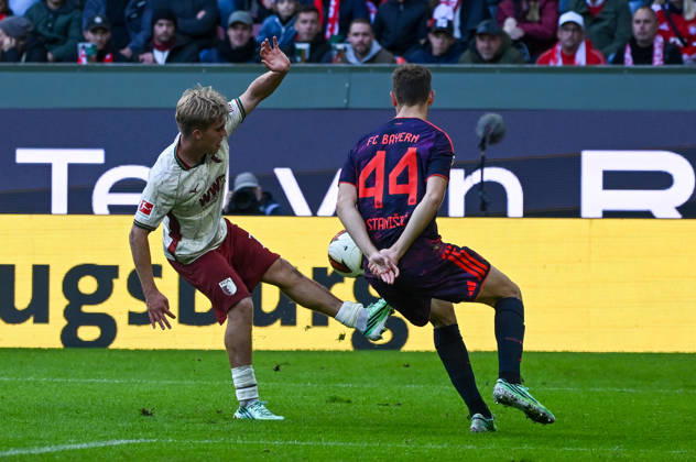 10.10.2026, xemx, Fussball 1.Bundesliga, FC Augsburg - Bayern München v.l. Hennes Behrens (FC Augsburg), Josip Stanisic (FC Bayern Muenchen) Zweikampf, Aktion, action, battle for the ball (DFL DFB REGULATIONS PROHIBIT ANY USE OF PHOTOGRAPHS as IMAGE SEQUENCES and or QUASI-VIDEO) Augsburg