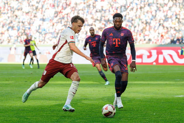 Robin Fellhauer (19, FC Augsburg) und Alphonso Davies (19, FC Bayern München) beim Spiel zwischen FC Augsburg v FC Bayern München, Fussball, Herren, Bundesliga, 2026 2027, 5.Spieltag am 10.10.2026 in Augsburg, WWK ARENA. DFL and DFB regulations prohibit any use of photographs as image sequences and or quasi-video. Bayern Deutschland