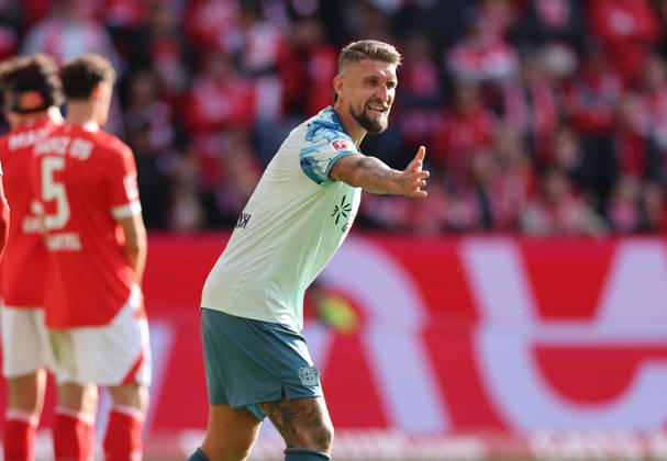 10.10.2026, Fussball Bundesliga, 1. FSV Mainz 05 - Bayer 04 Leverkusen, v.l., Robert Andrich (Bayer 04 Leverkusen) gibt Anweisungen, gestikuliert, mit den Armen gestikulieren, gives instructions, gesticulate DFL DFB REGULATIONS PROHIBIT ANY USE OF PHOTOGRAPHS AS IMAGE SEQUENCES AND OR QUASI-VIDEO. xdcx Copyright: HMBxMedia Claus