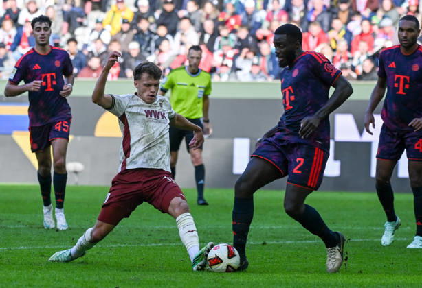 10.10.2026, xemx, Fussball 1.Bundesliga, FC Augsburg - Bayern München v.l. Robin Fellhauer (FC Augsburg), Dayot Upamecano (FC Bayern Muenchen) Zweikampf, Aktion, action, battle for the ball (DFL DFB REGULATIONS PROHIBIT ANY USE OF PHOTOGRAPHS as IMAGE SEQUENCES and or QUASI-VIDEO) Augsburg