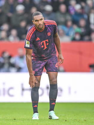 Jonathan Tah (FC Bayern Muenchen) gestikuliert, gestik waehrend des spiels der 1. Bundesliga zwischen FC Augsburg und FC Bayern Muenchen, WWK Arena am 10. October 2026 in Augsburg, Deutschland. (Foto von Harry Langer DeFodi Images) +++ Jonathan Tah (FC Bayern Muenchen) gestures during the Bundesliga match between FC Augsburg and FC Bayern Muenchen at WWK Arena on October 10, 2026 in Augsburg, Germany. (Photo by Harry Langer DeFodi Images) DFB DFL REGULATIONS PROHIBIT ANY USE OF PHOTOGRAPHS AS IMAGE SEQUENCES AND OR QUASI-VIDEO. (Photo by Harry Langer DeFodi Images) DFB DFL REGULATIONS PROHIBIT ANY USE OF PHOTOGRAPHS AS IMAGE SEQUENCES AND OR QUASI-VIDEO. -